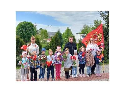 Возложение цветов к памятнику воинам, погибшим во время Великой Отечественной войне.